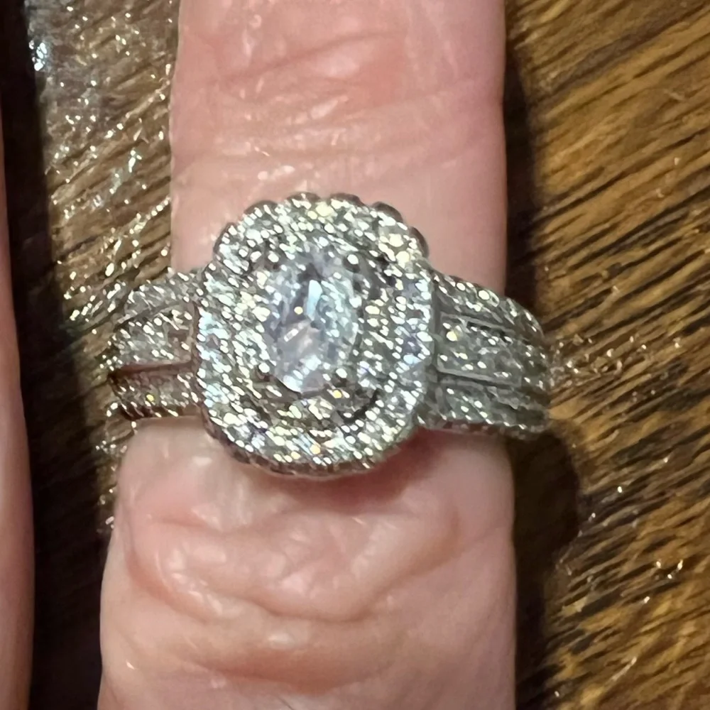 Engagement ring - Picture 5 of 6